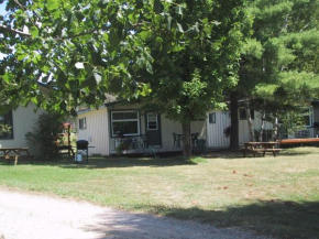 Гостиница Colonial Bay Motel and Cottages  Хантсвилль